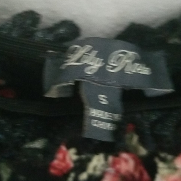 Adorable sun suit/ shorts that appear as a skirt. - Picture 4 of 4